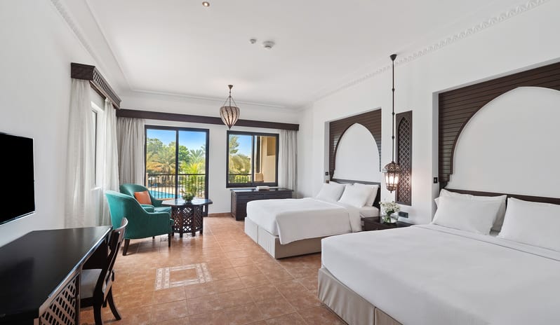 Family Room Pool View(10)